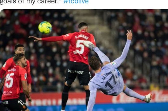 Striker Barcelona, Luuk de Jong, melepaskan tendangan salto dalam laga Liga Spanyol kontra RCD Mallorca di Stadion Visit Mallorca, Minggu (2/1/2022).