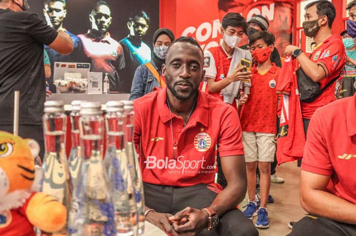 Gelandang baru Persija Jakarta, Makan Konate, sedang berpose foto, 3 Januari 2022.