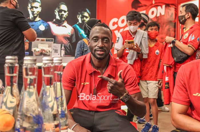 Gelandang baru Persija Jakarta, Makan Konate, sedang berpose foto, 3 Januari 2022.