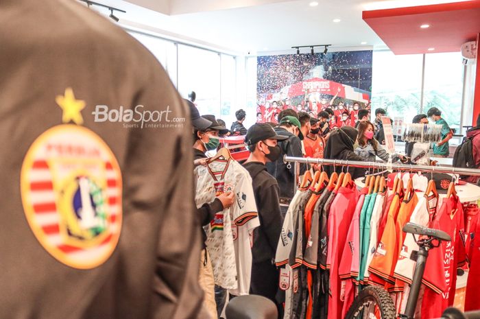 Sejumlah The Jakmania sedang berbelanja di Persija Store, Kuningan, Jakarta, 3 Januari 2022.