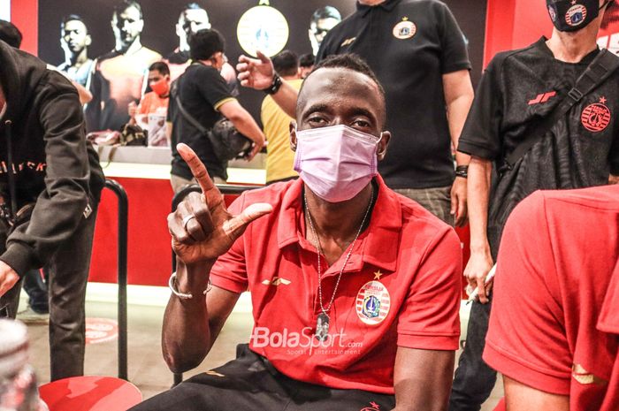 Gelandang baru Persija Jakarta, Makan Konate, sedang berpose foto, 3 Januari 2022.