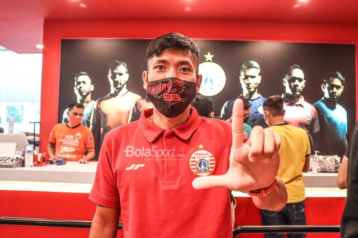 Gelandang baru Persija Jakarta, Ahmad Bustomi, sedang berpose foto, 3 Januari 2022.