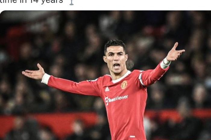 Ekspresi striker Manchester United, Cristiano Ronaldo, dalam laga Liga Inggris kontra Wolverhampton Wanderers di Stadion Old Trafford, Senin (3/1/2022).