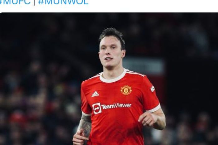 Bek Manchester United, Phil Jones, beraksi dalam laga Liga Inggris melawan Wolverhampton Wanderers di Stadion Old Trafford, Senin (3/1/2022).