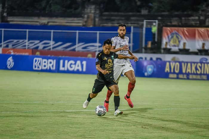 Penyerang Persebaya Surabaya, Samsul Arif Munip, mendapat kawalan dari Willian Pacheco saat hendak mencetak gol ke gawang Bali United pada pekan ke-17 Liga 1 2021-2022.
