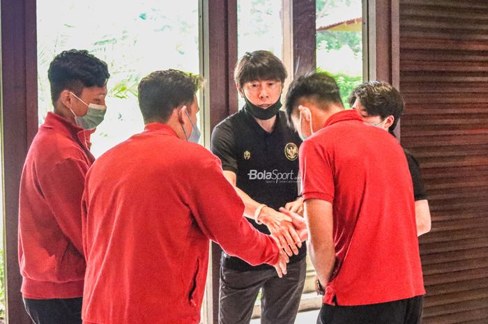 Shin Tae-yong nampak sedang berinteraksi dengan sejumlah pemain timnas Indonesia dalam acara pelepasan skuat Garuda di Hotel Sultan, Jakarta, 6 Januari 2022.