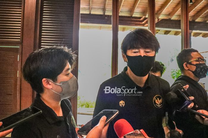 Pelatih timnas Indonesia, Shin Tae-yong (kanan), sedang memberikan keterangan kepada awak media di Hotel Sultan, Jakarta, 6 Januari 2022.