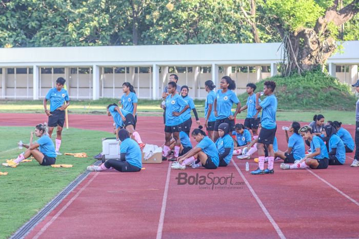 Skuat timnas wanita Indonesia sedang bersiap dalam latihannya di Stadion Madya, Senayan, Jakarta, 7 Januar 2022.