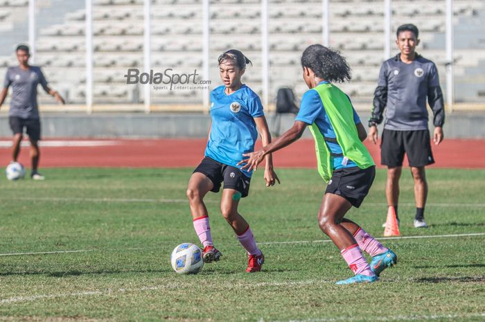 Pemain timnas wanita Indonesia, Reva Octaviani (kiri), sedang menguasai bola dalam latihannya di Stadion Madya, Senayan, Jakarta, 7 Januar 2022.