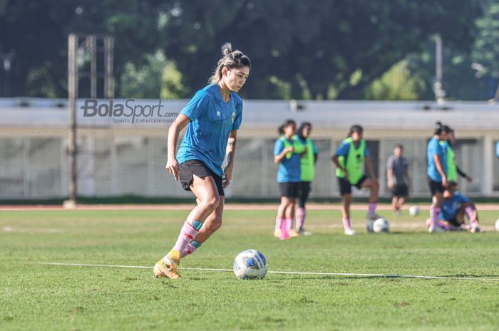 Pemain timnas wanita Indonesia, Zahra Muzdalifah (kanan), sedang menguasai bola dalam latihannya di Stadion Madya, Senayan, Jakarta, 7 Januari 2022.