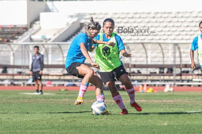 Zahra Muzdalifah (kiri) sedang menguasai bola dan dibayangi Ade Mustikiana Oktafiani (kanan), dalam latihannya di Stadion Madya, Senayan, Jakarta, 7 Januar 2022.