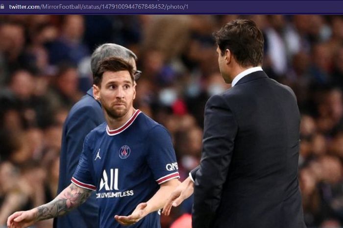 Megabintang Paris Saint-Germain, Lionel Messi (kiri), dan sang pelatih, Mauricio Pochettino. 