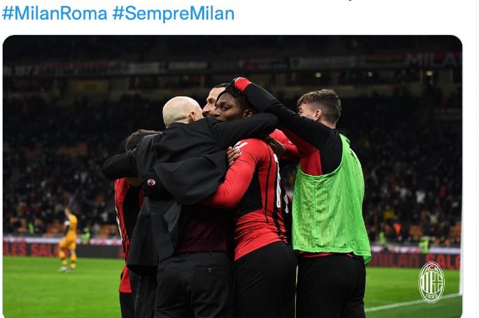 Para pemain AC Milan merayakan gol Rafael Leao ke gawang AS Roma pada lanjutan Liga Italia pekan ke-20 di San Siro, Kamis (6/1/2022). 