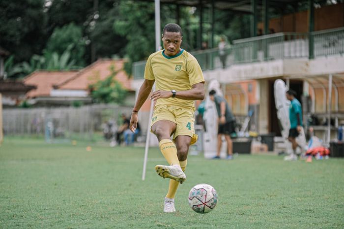 Pemain baru Persebaya Surabaya, Arenio Valpoort saat menjalani latihan dengan tim.