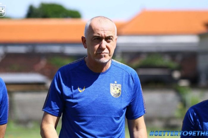 Pelatih PSIS Semarang, Dragan Djukanovic sedang memimpin latihan.