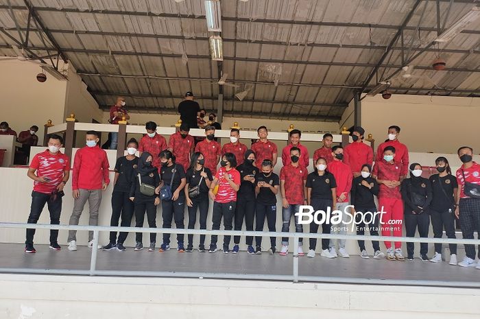 Para pemain Persis Solo dan Putri Surakarta saat berfoto dalam acara perayaan juara Liga 2 2021 Persis Solo bersama suporter, Minggu (9/1/2022) di Stadion Sriwedari, Surakarta.