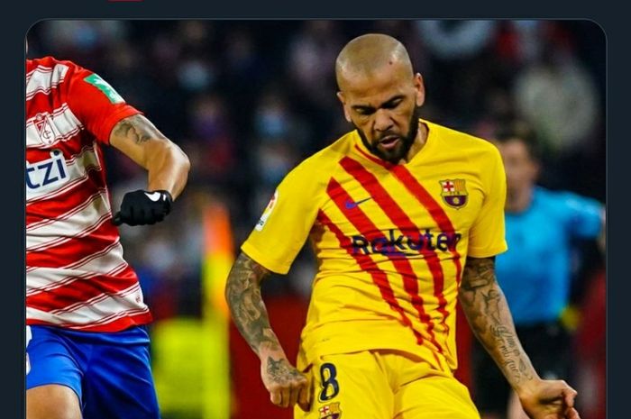 Aksi bek kanan Barcelona, Dani Alves, pada laga lanjutan Liga Spanyol melawan Granada di Stadion Los Carmenes, Sabtu (8/1/2022).