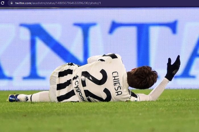 Federico Chiesa terkapar usai mengalami cedera saat Juventus menghadapi AS Roma dalam laga pekan ke-21 Liga Italia 2021-2022 di Stadion Olimpico Roma, Minggu (9/1/2022) malam waktu setempat.