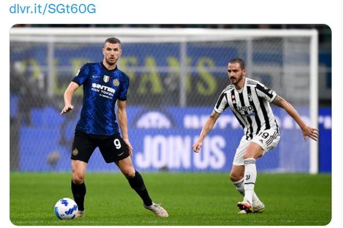 Edin Dzeko (kiri) dan Leonardo Bonucci dalam duel Inter Milan vs Juventus di Liga Italia 2021-2022.