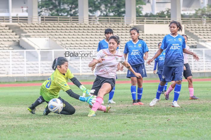 Pemain timnas putri Indonesia, Zahra Muzdalifah (jersey putih), sedang menendang bola dalam laga uji coba di Stadion Madya, Senayan, Jakarta, 13 Januari 2022.