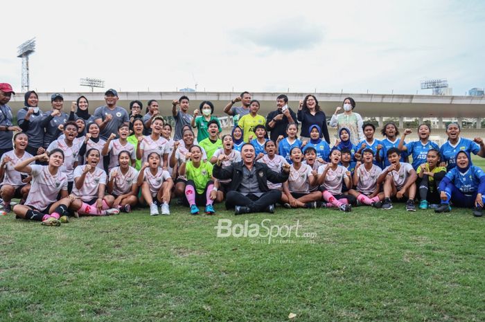 Ketua Umum PSSI, Mochamad Iriawan, nampak sedang berfoto bersama dengan timnas putri Indonesia di Stadion Madya, Senayan, Jakarta, 13 Januari 2022.