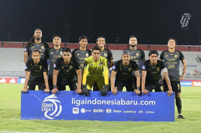 Skuad Arema FC saat menghadapi PSS Sleman di laga pekan ke-19 Liga 1 2021-2022 di Stadion Kapten I Wayan Dipta, Gianyar, Bali, Kamis (13/1/2022). Arema FC bakal berupaya sekuat tenaga untuk memutus rekor buruk lawan PSIS Semarang dalam 6 pertandingan. 