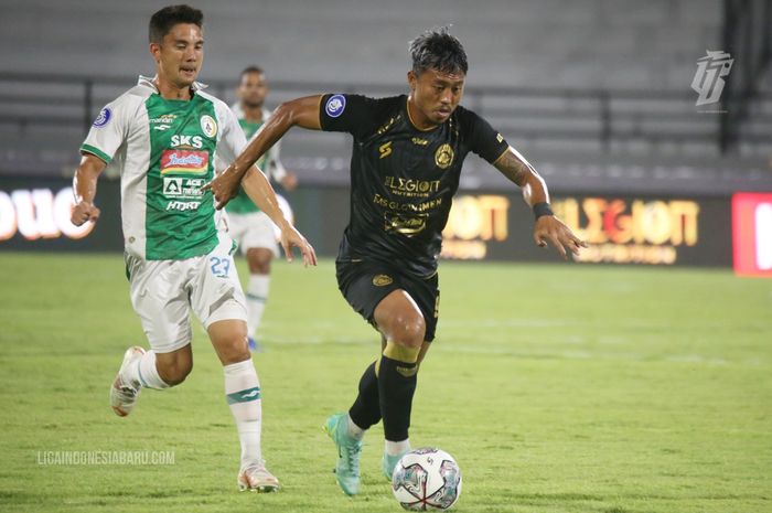 Arema FC vs PSS Sleman dalam laga pekan ke-19 Liga 1 2021-2022 di Stadion Kapten I Wayan Dipta, Gianyar, Bali, Kamis (13/1/2022). 