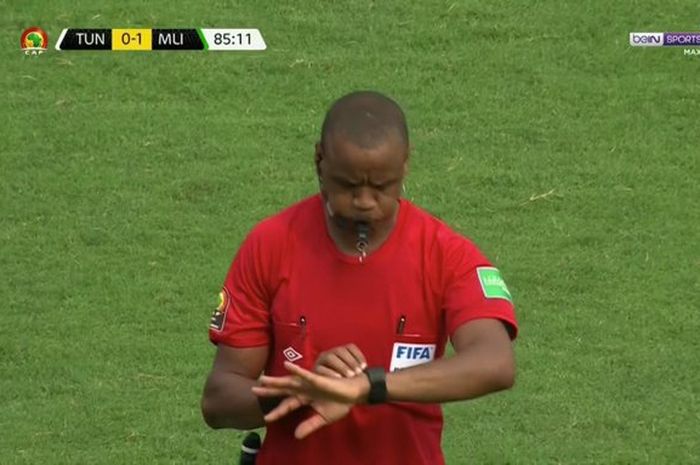 Kepala wasit AFCON, Abdel-Fatal, mengeklaim wasit Janny Sikazwe menderita efek panas sehingga membuat kontroversi dalam laga Tunisia versus Mali.