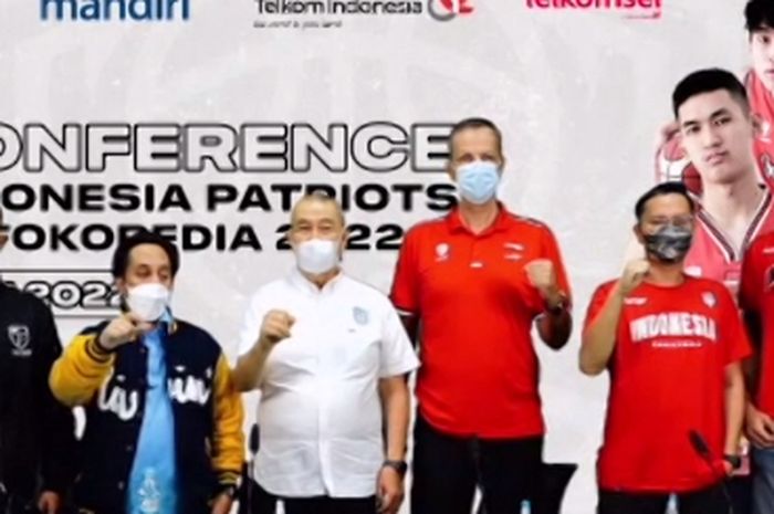 PP Perbasi dan perwakilan Indonesia Patriots dalam konferesi pers jelang gelaran Indonesia Basktetball League 2022. 