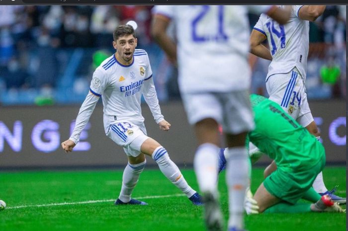 Gelandang Real Madrid, Federico Valverde, mencetak gol ke gawang Barcelona