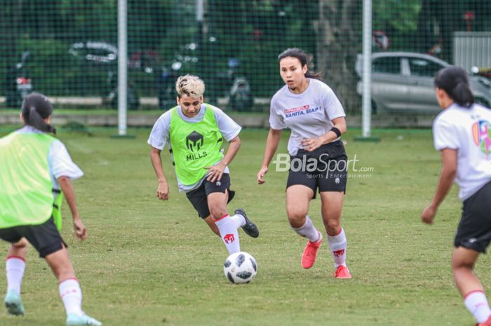 Dua pemain timnas putri Indonesia, Carla Bio Pattinasarany (kiri) dan Shalika Aurelia Viandrisa (kanan), sedang berlatih di Lapangan D, Senayan, Jakarta, 8 Maret 2021.