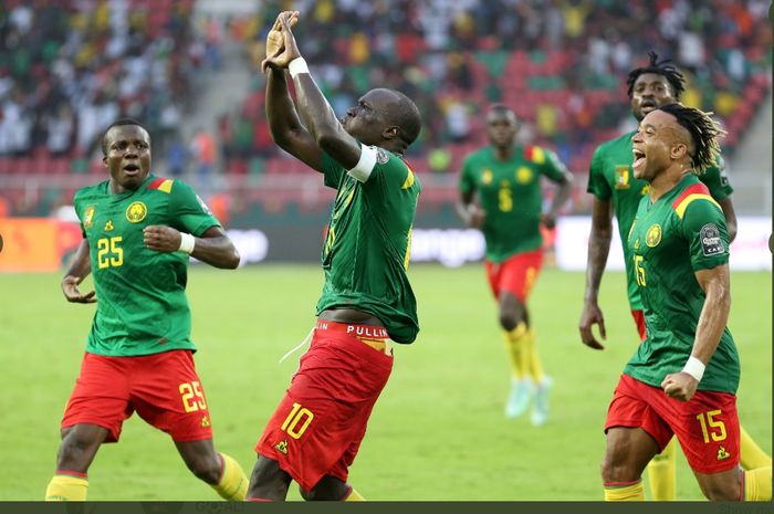 Vincent Aboubakar (10), merayakan gol yang dicetaknya dalam kemenangan 4-1 Kamerun atas Etiopia di Piala Afrika 2021, Kamis (13/1/2022) di Yaounde.