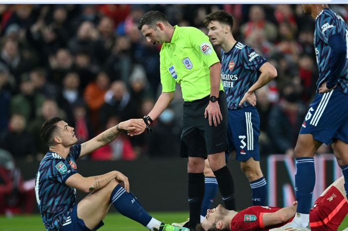 Momen gelandang Arsenal, Granit Xhaka, usai mendapat kartu merah dari wasit Michael Oliver dalam laga leg pertama babak semifinal Piala Liga Inggris 2021-2022 melawan Liverpool di Stadion Anfield, Kamis (13/1/2022).