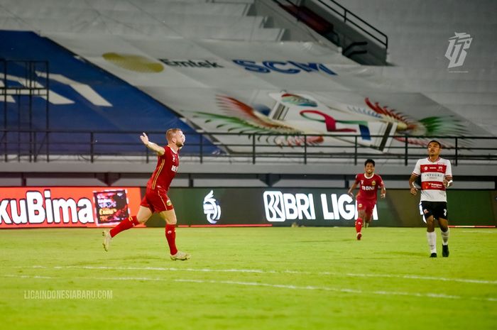 Melvin Platje pada laga Bhayangkara FC vs Madura United pada pekan ke-19 Liga 1 2021-2022.