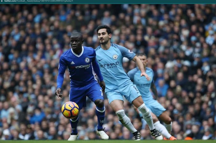 Momen duel antara gelandang Manchester City, Ilkay Guendogan dan gelandang Chelsea, N'Golo Kante di Liga Inggris.