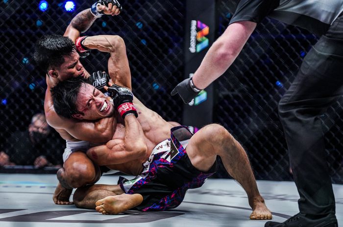 Duel Elipitua Siregar (celana putih) dengan Senzo Ikeda di ONE Championship: Heavy Hitters, Jumat (14/1/2022) di Singapore Indoor Stadium.