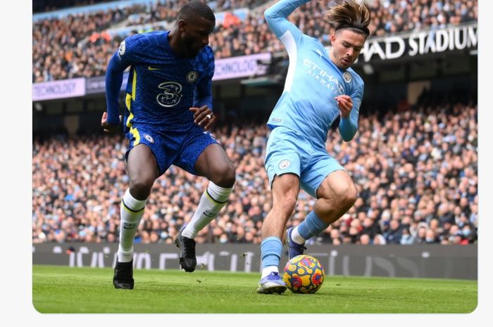 Duel Jack Grealish (kanan) dengan Antonio Ruediger dalam laga Manchester vs Chelsea pada pekan ke-22 Liga Inggris, Sabtu (15/1/2022) di Etihad Stadium.