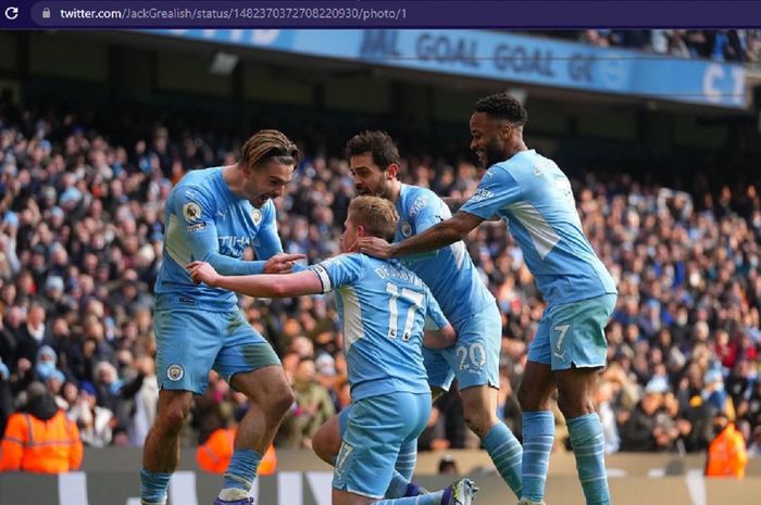 Pemain Man City merayakan gol Kevin De Bruyne ke gawang Chelsea pada laga pekan ke-22 Liga Inggris, Sabtu (15/1/2022) di Etihad Stadium.