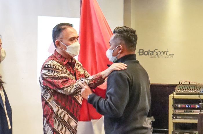 Ketua Umum PSSI, Mochamad Iriawan (kiri), nampak menyambut pelatih timnas putri Indonesia, Rudy Eka Priyambada (kanan), yang akan berangkat ke India demi bertarung di Piala Asia 2022.