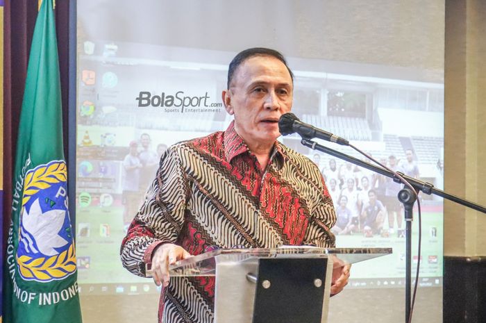 Ketua Umum PSSI, Mochamad Iriawan, sedang memberikan sambutan di Hotel Ibis, Slipi, Jakarta Barat, 16 Januari 2022.