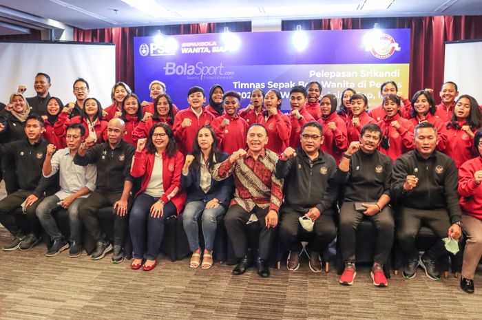 Ketua Umum PSSI, Mochamad Iriawan, nampak berfoto bersama dengan skuad timnas putri Indonesia di Hotel Ibis Slipi, Jakarta Barat, 16 Januari 2022.