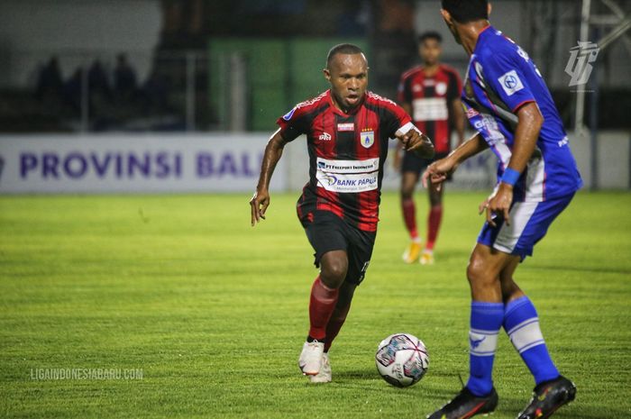Aksi winger Persipura Jayapura, Ferinando Pahabol, saat menghadapi Persiraja Banda Aceh pada pekan ke-20 Liga 1 2021-2022.