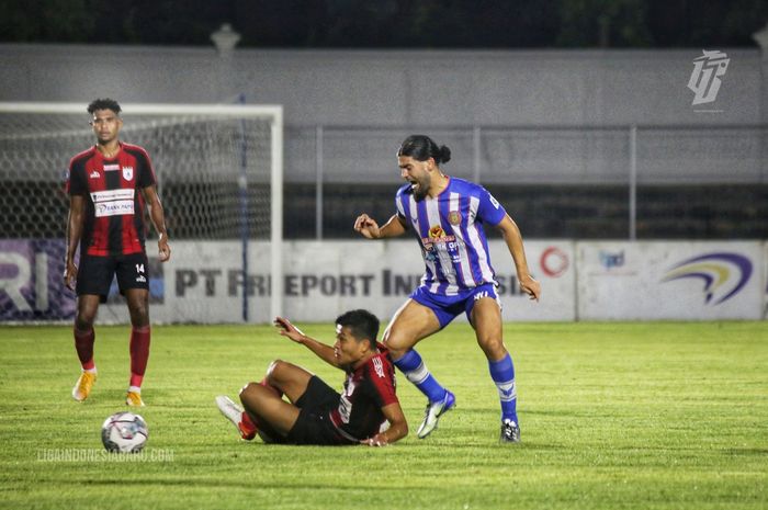 Persipura Jayapura versus Persiraja Banda Aceh pada laga pekan ke-20 Liga 1 2021-2020 di Stadion Kompyang Sujana, Denpasa, Bali, Mingu (16/1/2022).