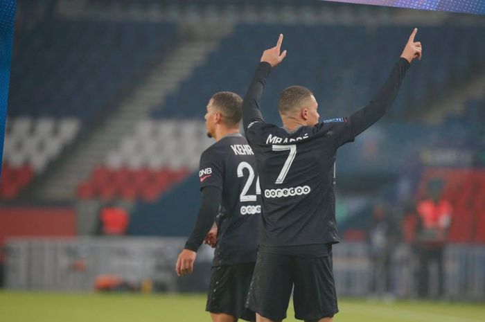 Striker Paris Saint-Germain, Kylian Mbappe, merayakan gol ke gawang Brest dalam laga Liga Prancis di Stadion Parc des Princes, Sabtu (15/1/2022).