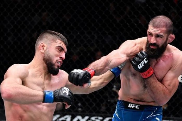 Momen duel Ramiz Brahimaj (kiri) melawan Court McGee dalam UFC Vegas 46, 15 Januari 2022.