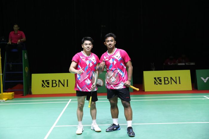 Pasangan ganda putra dewasa, Gerardo Rizqullah Hafidz (kiri)/Muhammad Gibran Arfiansyah seusai memenangi final seleknas, Sabtu (15/1/2022).