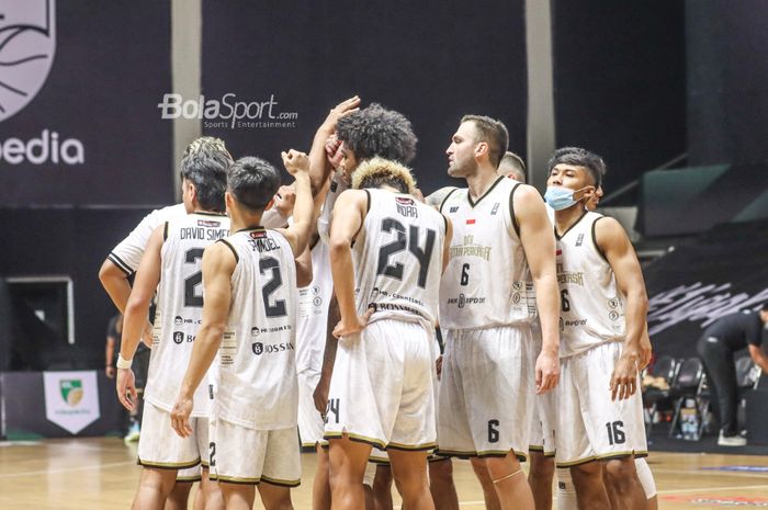 Skuad DNA Bima Perkasa Jogjakarta nampak melakukan briefing dalam laga pekan ketiga IBL 2022 di Hall Basket, Senayan, Jakarta, 17 Januari 2022.