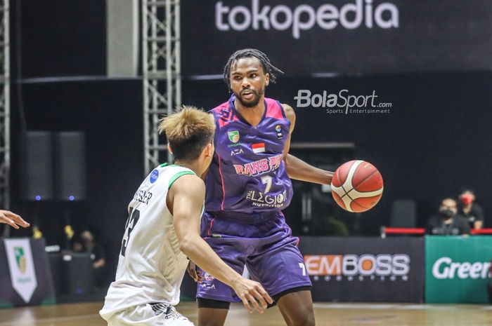 Suasana pertandingan IBL 2022 yang mempertemukan Pacific Caesar Surabaya versus RANS PIK Basketball di Hall Basket, Senayan, Jakarta, 17 Januari 2022.