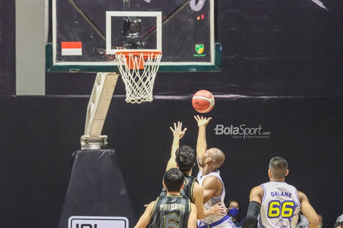 Suasana pertandingan IBL 2022 yang mempertemukan Prawira Bandung versus West Bandits Combiphar Solo di Hall Basket, Senayan, Jakarta, 17 Januari 2022.