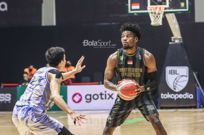 Suasana pertandingan IBL 2022 yang mempertemukan Prawira Bandung versus West Bandits Combiphar Solo di Hall Basket, Senayan, Jakarta, 17 Januari 2022.